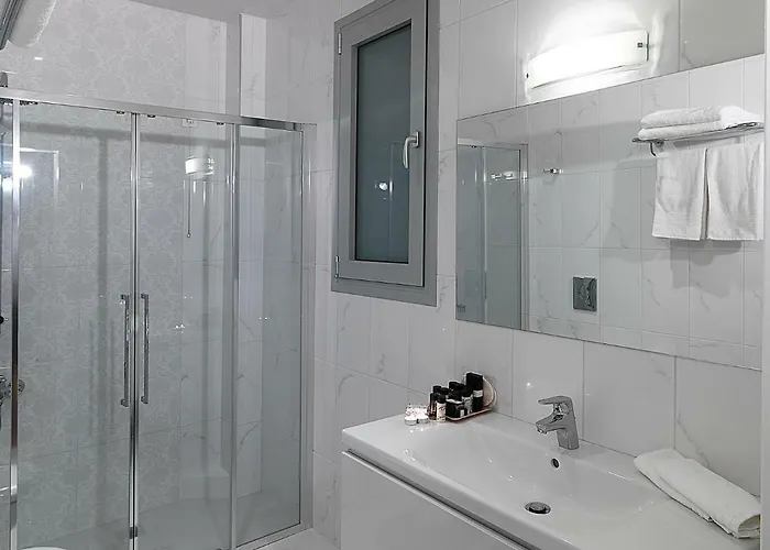 Hondos Classic & מלון Nestani